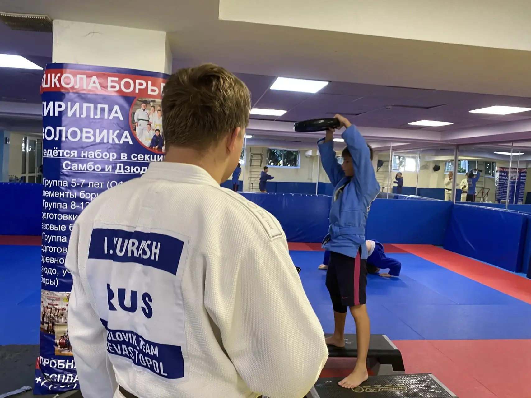 Тренер Игорь Юраш наблюдает за подготовкой спортсменов
