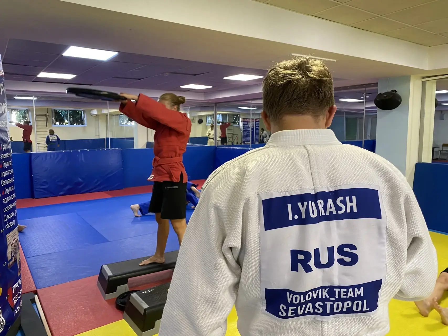 Игорь Юраш контролирует тренировку спортсменки