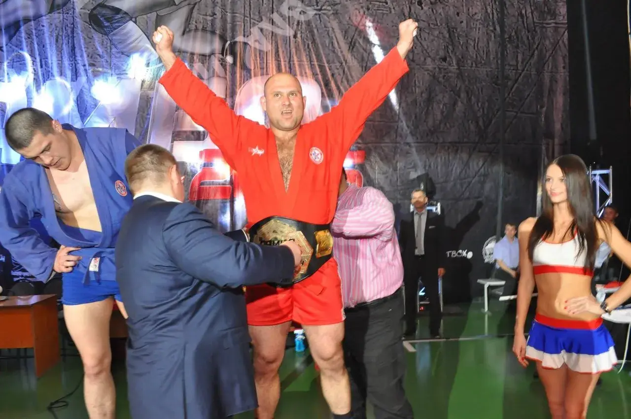 Кирилл Воловик с чемпионским поясом после победы
